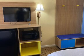 Days Inn by Wyndham Clinton