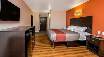 Motel 6 Peoria, IL