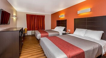 Motel 6 Peoria, IL