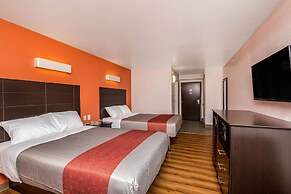 Motel 6 Peoria, IL