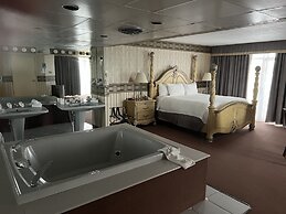 Travelodge by Wyndham Niagara Falls Fallsview