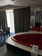 Travelodge by Wyndham Niagara Falls Fallsview