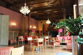 Castel de Pont-à-Lesse Hotel