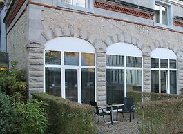 Castel de Pont-à-Lesse Hotel