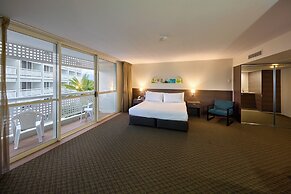 Cairns Harbourside Hotel