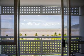 Cairns Harbourside Hotel