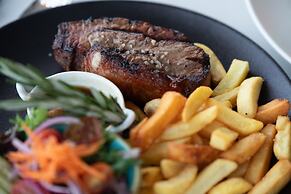 Cairns Harbourside Hotel