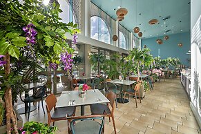 Cairns Harbourside Hotel