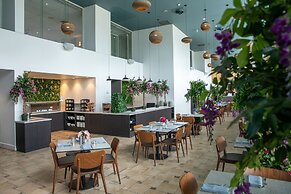 Cairns Harbourside Hotel