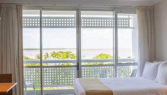 Cairns Harbourside Hotel