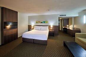 Cairns Harbourside Hotel