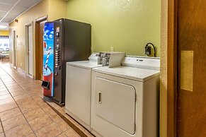 Econo Lodge Inn & Suites