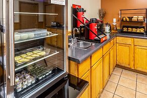 Econo Lodge Inn & Suites