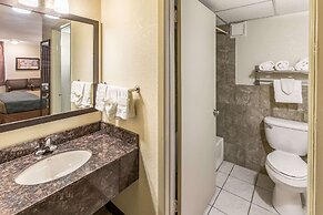 Econo Lodge Inn & Suites