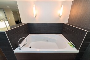 Holiday Inn Express Edmonton Downtown by IHG