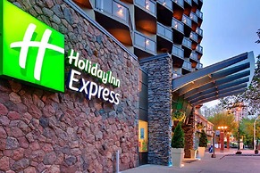 Holiday Inn Express Edmonton Downtown, an IHG Hotel