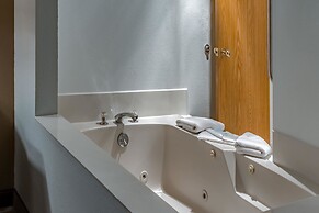 Quality Inn & Suites Vancouver North