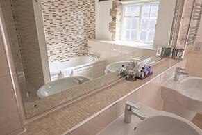 Macdonald Bear Hotel