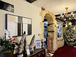 Macdonald Bear Hotel