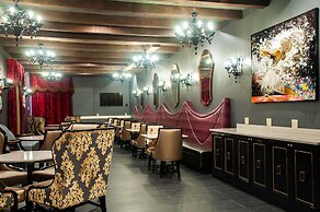 Dauphine Orleans Hotel