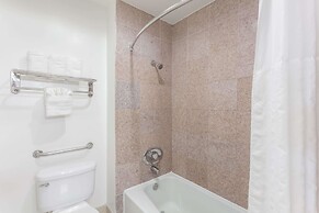 Howard Johnson by Wyndham San Diego Hotel Circle