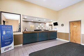 Econo Lodge Inn & Suites East