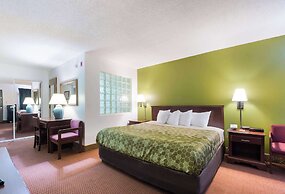 Econo Lodge Inn & Suites East