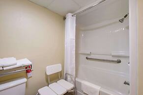 Econo Lodge Inn & Suites East