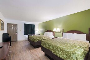 Econo Lodge Inn & Suites East