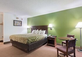 Econo Lodge Inn & Suites East