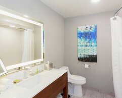 DoubleTree by Hilton Hotel Bakersfield