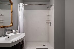 New Orleans Courtyard Hotel and Suites by the French Quarter