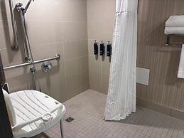 DoubleTree by Hilton Pointe Claire Montreal Airport West