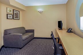 La Quinta Inn & Suites by Wyndham Naples Downtown