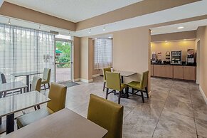 La Quinta Inn & Suites by Wyndham Naples Downtown