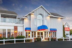 Ramada by Wyndham Mackinaw City Waterfront