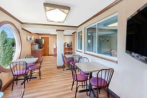 Ramada by Wyndham Mackinaw City Waterfront