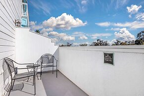 Best Western Plus Marina Shores Hotel