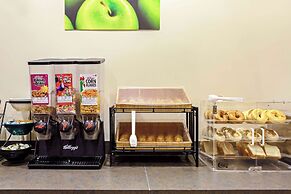 La Quinta Inn & Suites by Wyndham Stamford / New York City