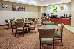 La Quinta Inn & Suites by Wyndham Stamford / New York City