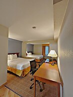 La Quinta Inn & Suites by Wyndham Stamford / New York City