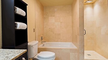 Best Western Plus Plaza by the Green