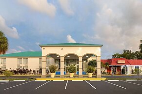 Days Inn & Suites by Wyndham Fort Pierce Midtown