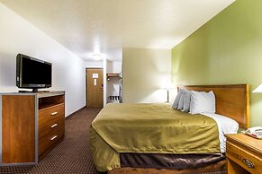 Econo Lodge & Suites