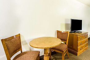 Econo Lodge & Suites
