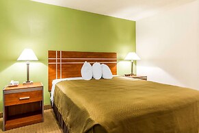 Econo Lodge & Suites