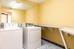 Econo Lodge & Suites