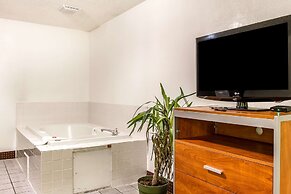 Econo Lodge & Suites