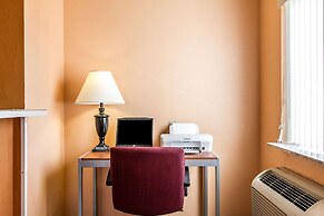 Econo Lodge & Suites