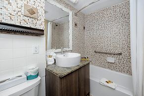 Best Western Plus Yacht Harbor Inn